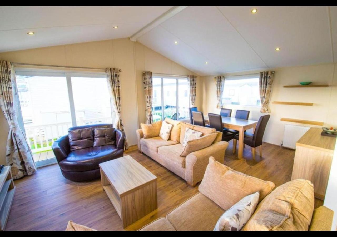 MP630 Lodge - Camber Sands Holiday Park - Sleeps 8 - Huge Decking - Dishwasher - Washing Machine view 5