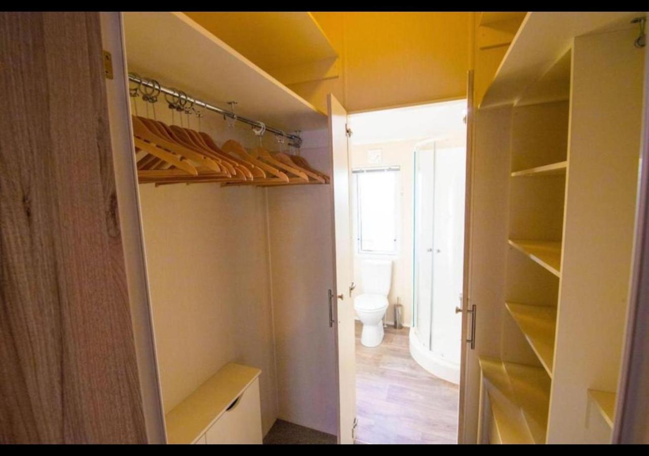 MP630 Lodge - Camber Sands Holiday Park - Sleeps 8 - Huge Decking - Dishwasher - Washing Machine view 4