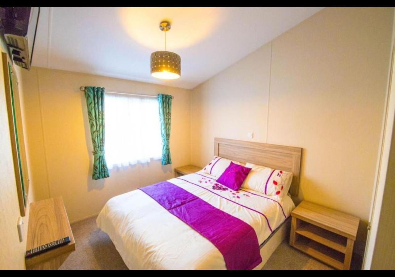 MP630 Lodge - Camber Sands Holiday Park - Sleeps 8 - Huge Decking - Dishwasher - Washing Machine view 3