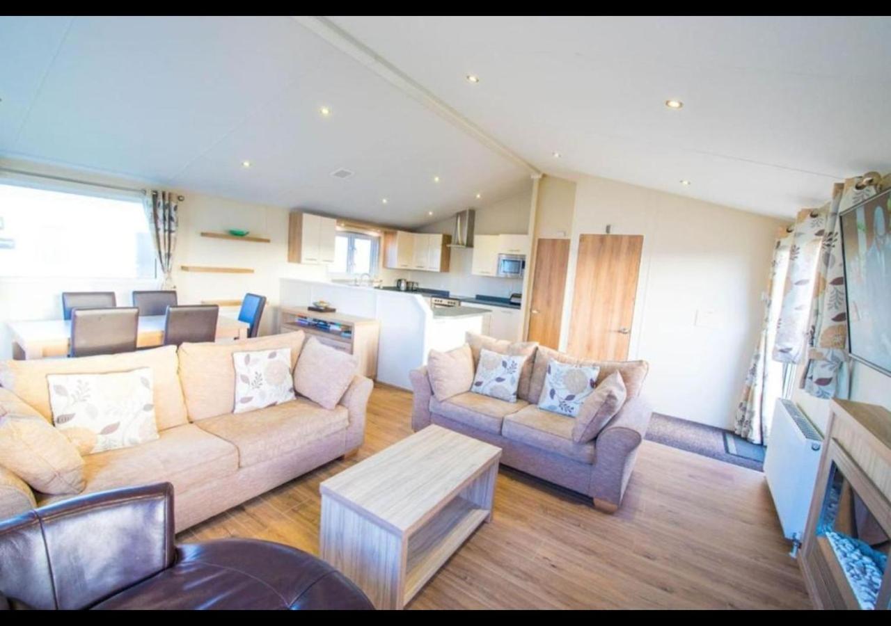 MP630 Lodge - Camber Sands Holiday Park - Sleeps 8 - Huge Decking - Dishwasher - Washing Machine view 2