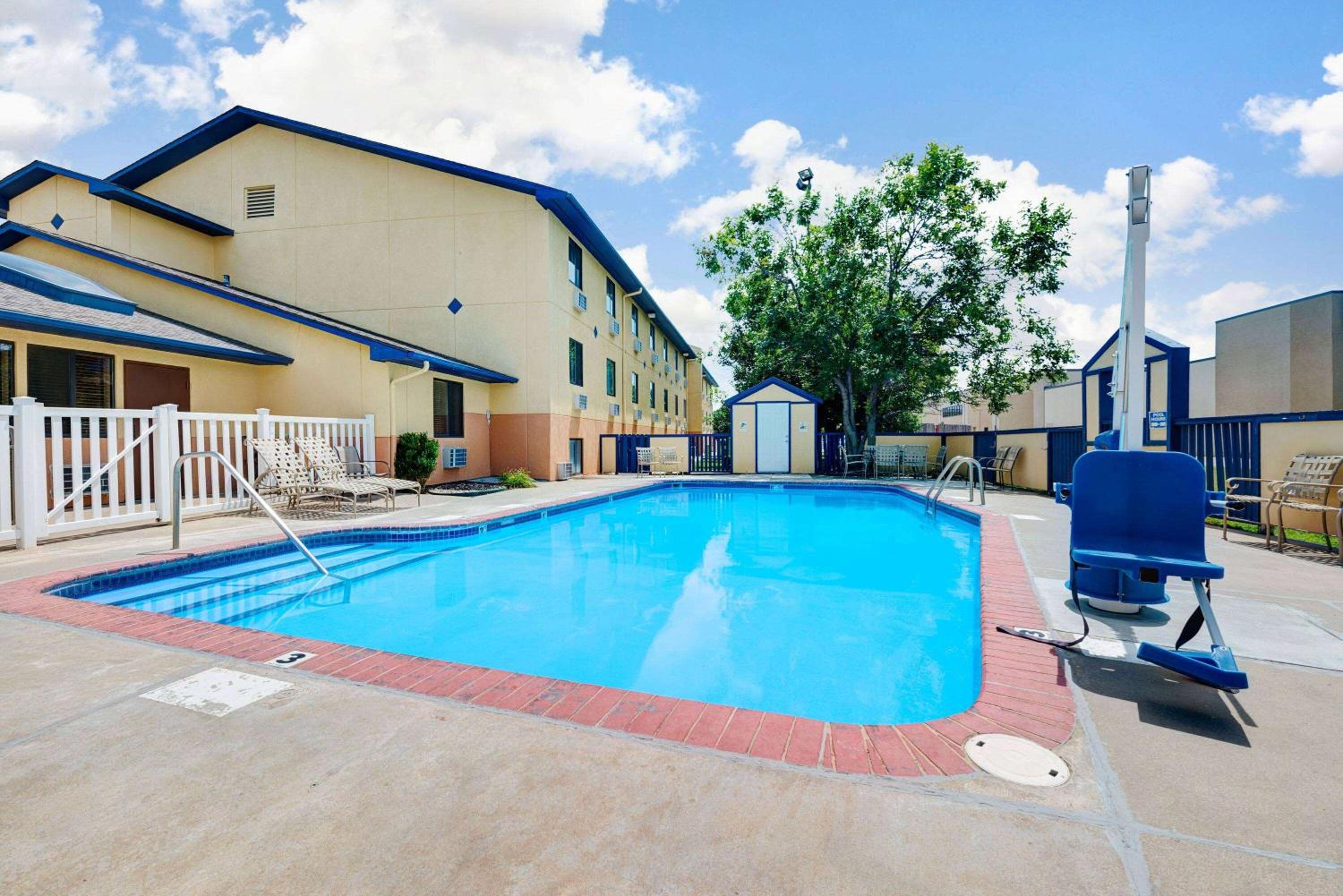 Hutchinson Vacations - Super 8 by Wyndham Hutchinson - Property Image 3