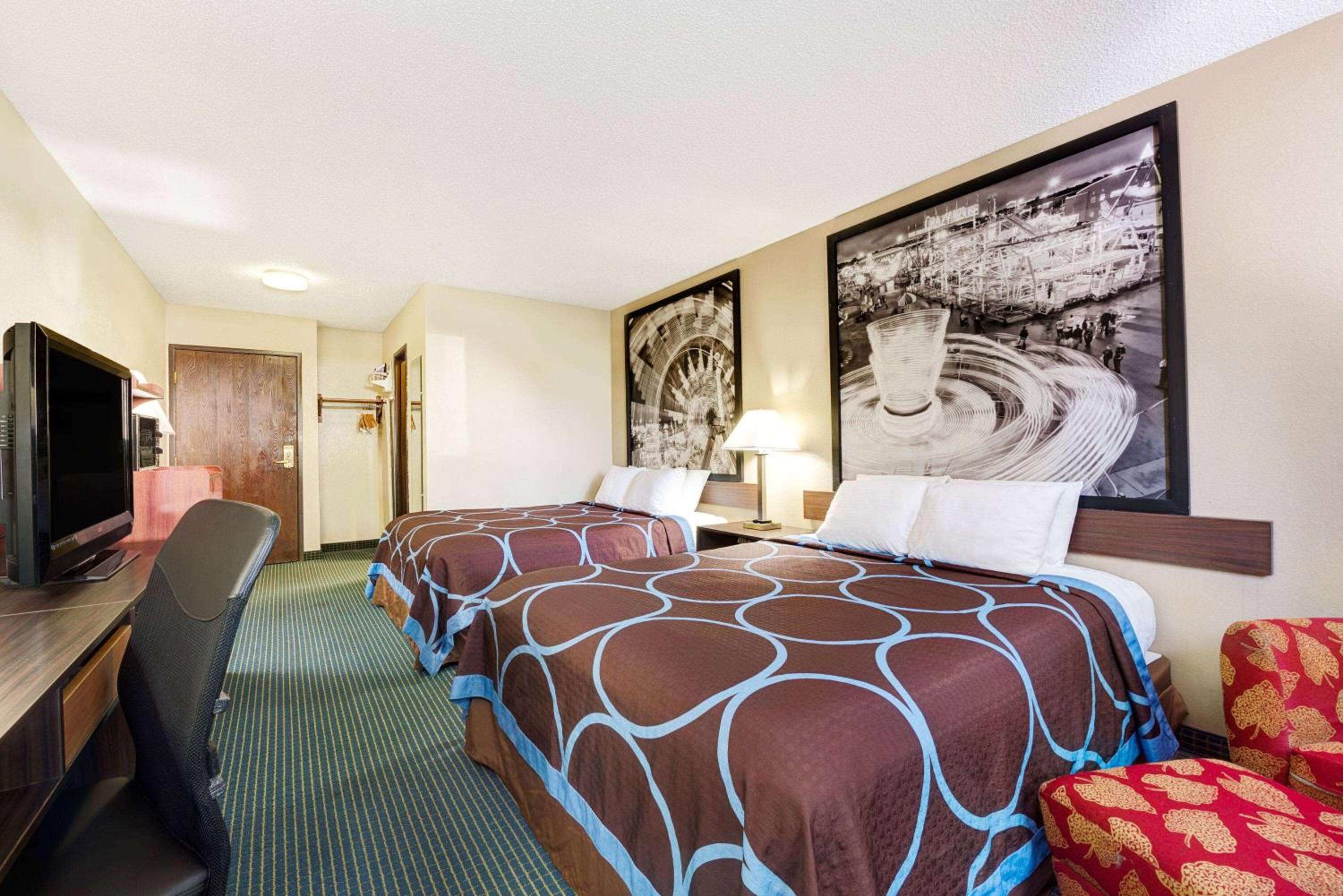 Hutchinson Vacations - Super 8 by Wyndham Hutchinson - Property Image 5