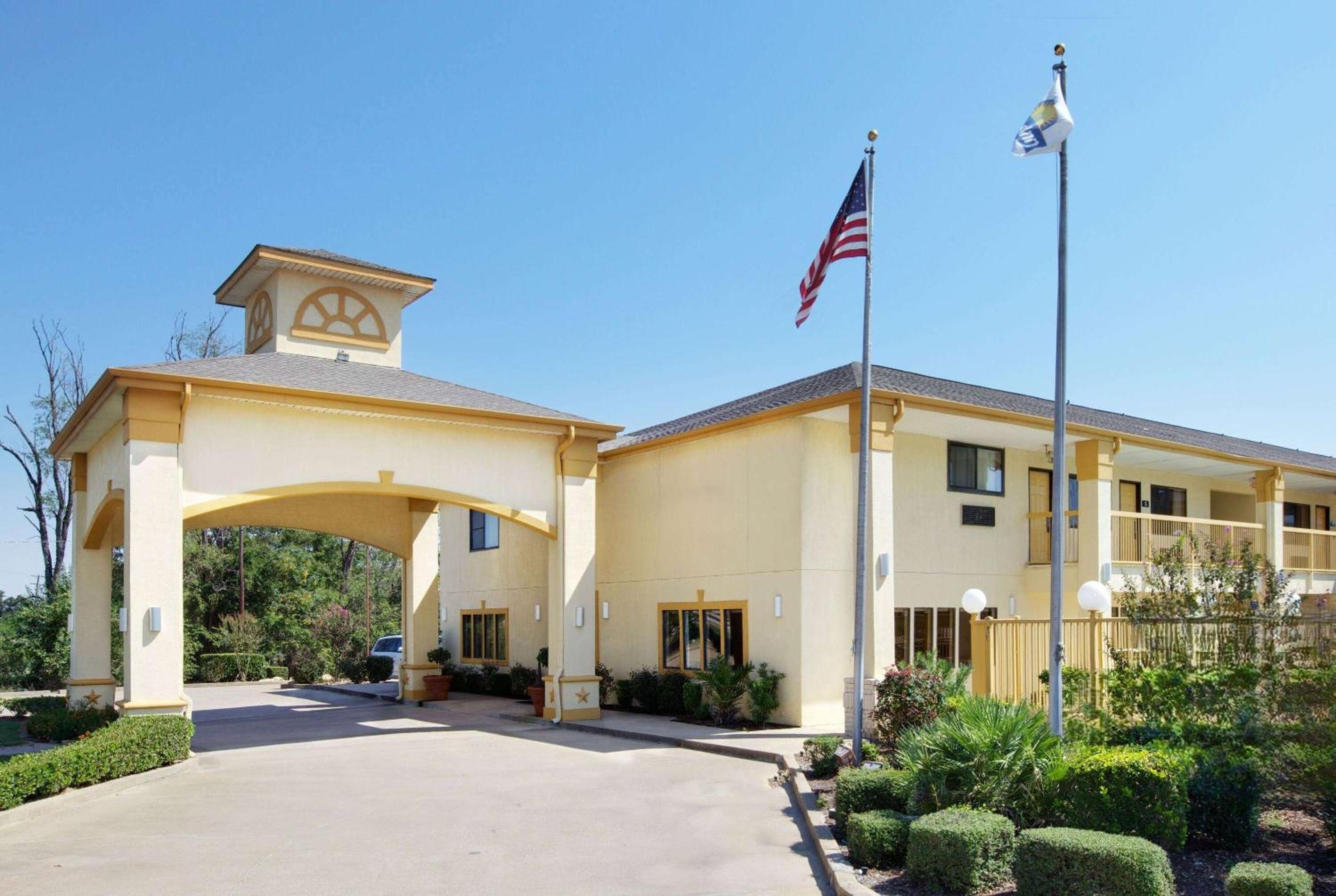 Hotel Blue Fairfield TX view 2