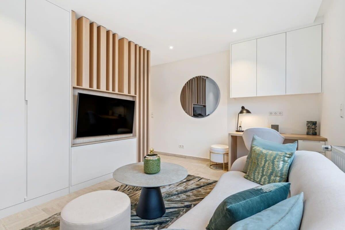 Modern Studio with King Bed, Walk to Attractions view 3