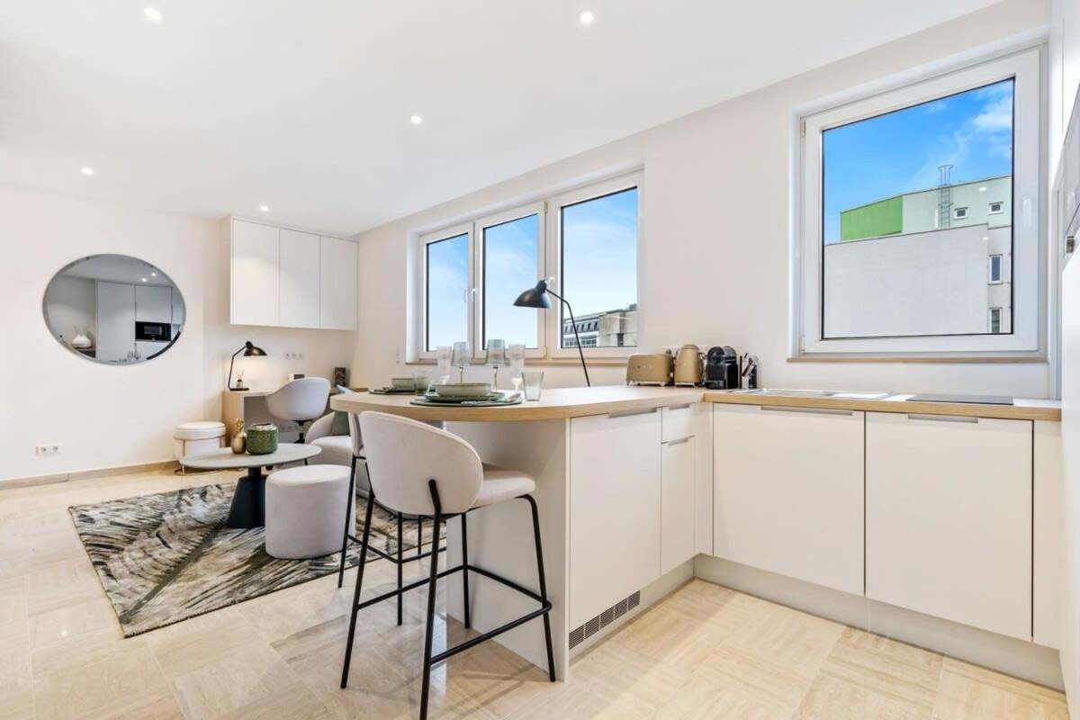 Modern Studio with King Bed, Walk to Attractions view 2