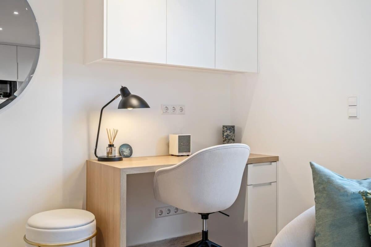 Modern Studio with King Bed, Walk to Attractions view 5