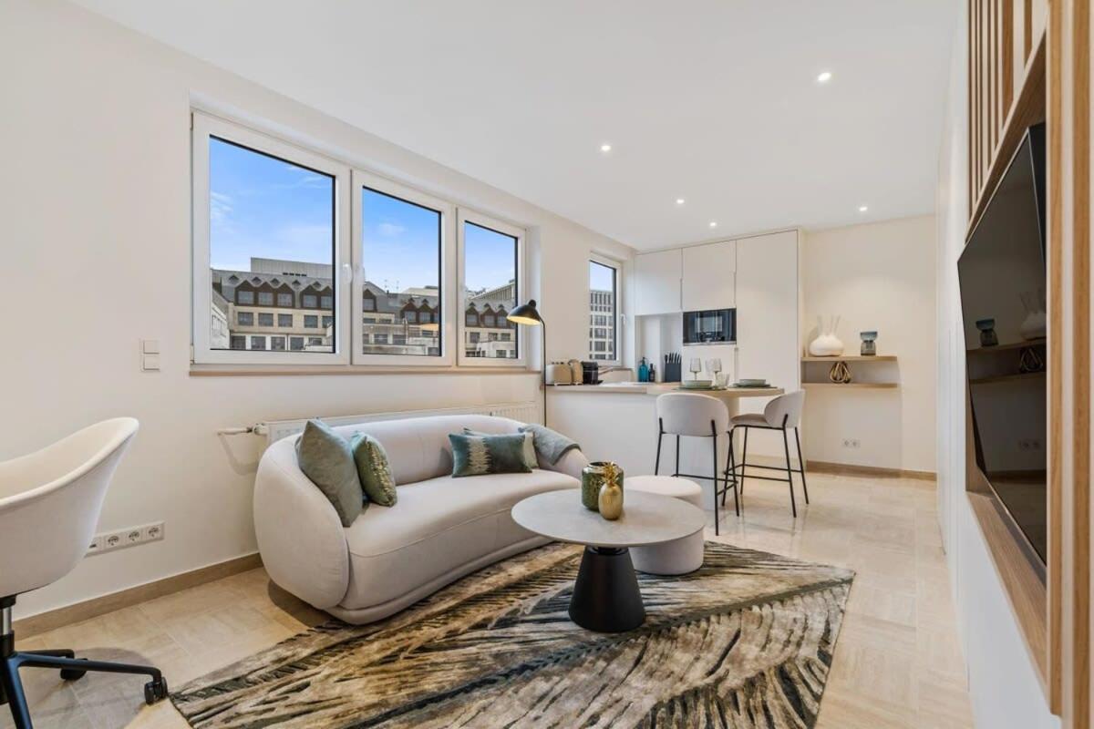 Modern Studio with King Bed, Walk to Attractions view 4