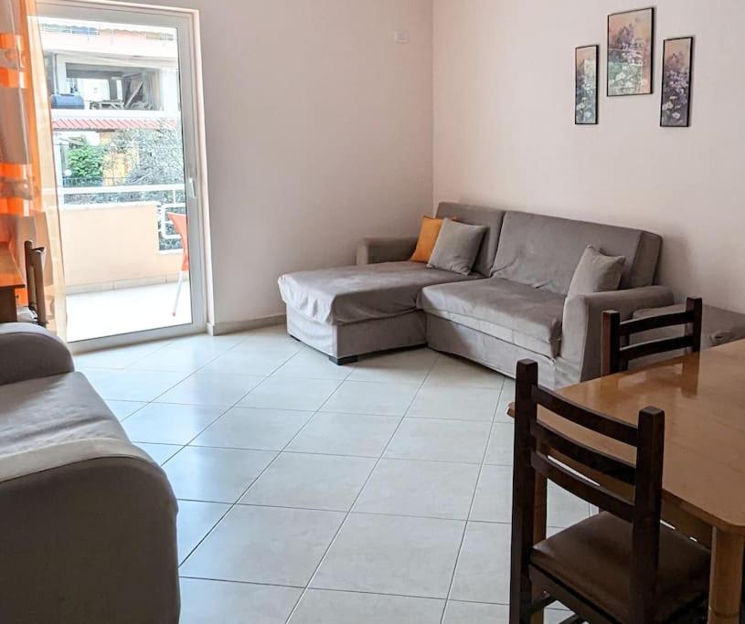 Shared Apt- private room with 2 beds