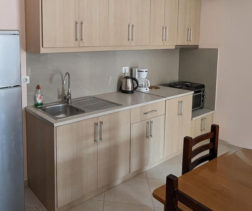 Shared Apt- private room with 2 beds