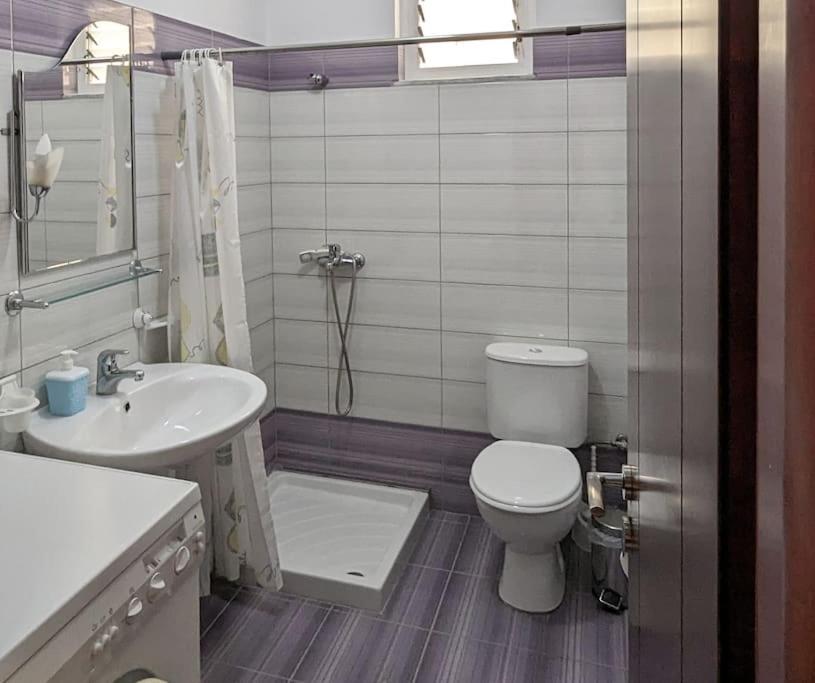 Shared Apt- private room with 2 beds