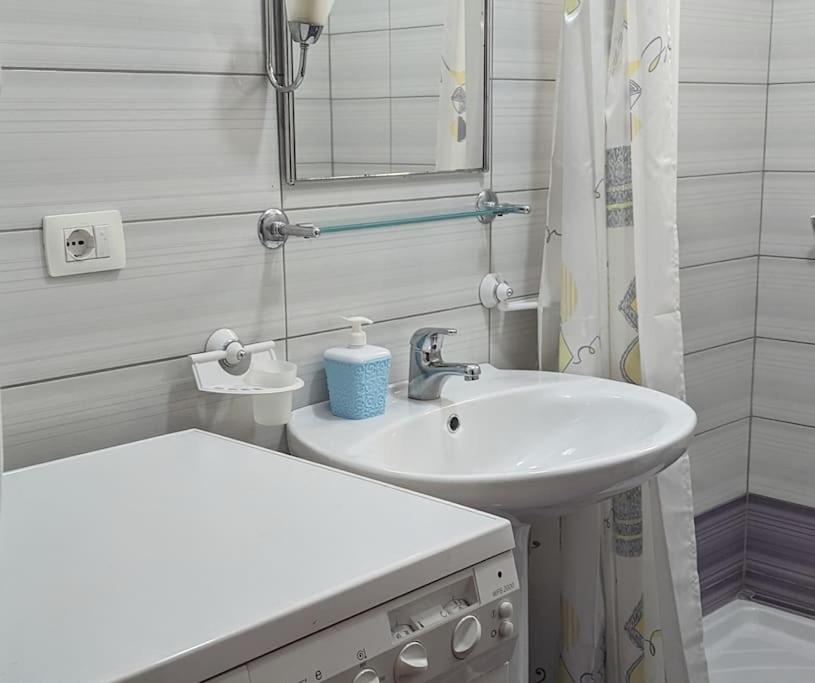 Shared Apt- private room with 2 beds