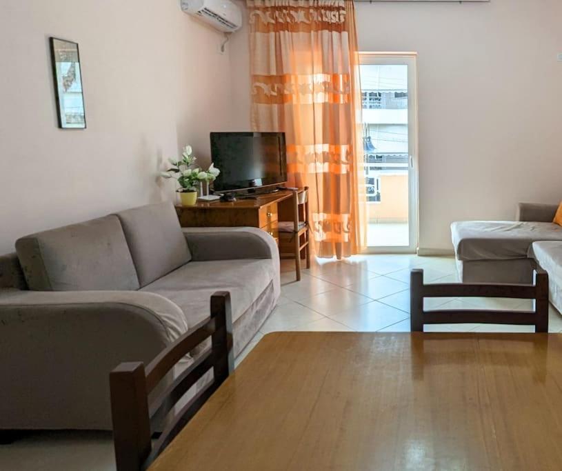 Shared Apt- private room with 2 beds