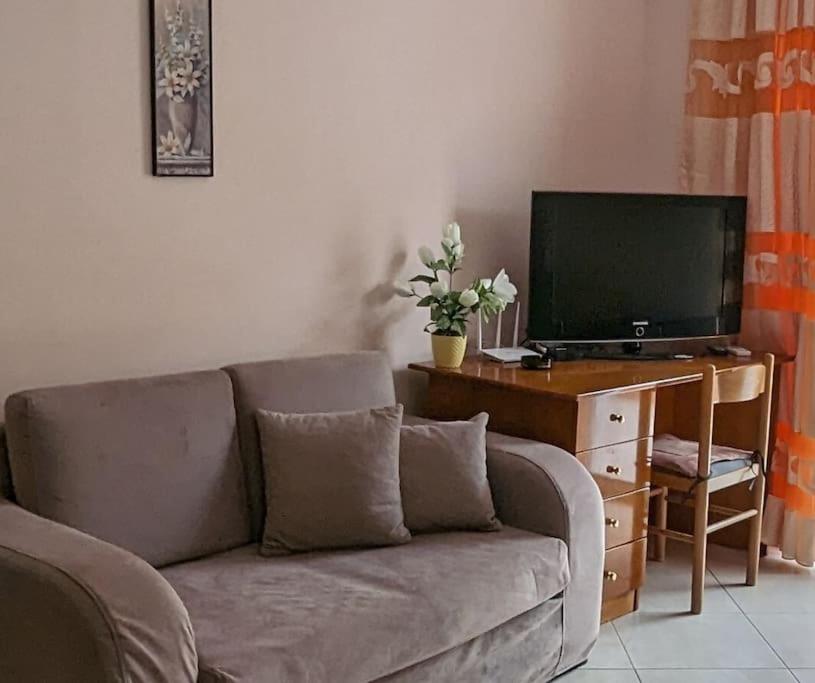 Shared Apt- private room with 2 beds