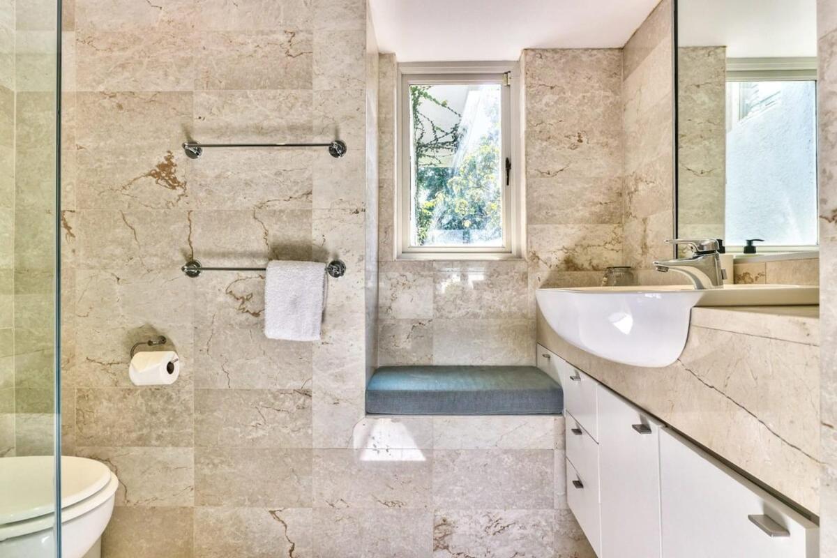 Camps Bay Luxury Family Retreat, Lush & Stylish view 3