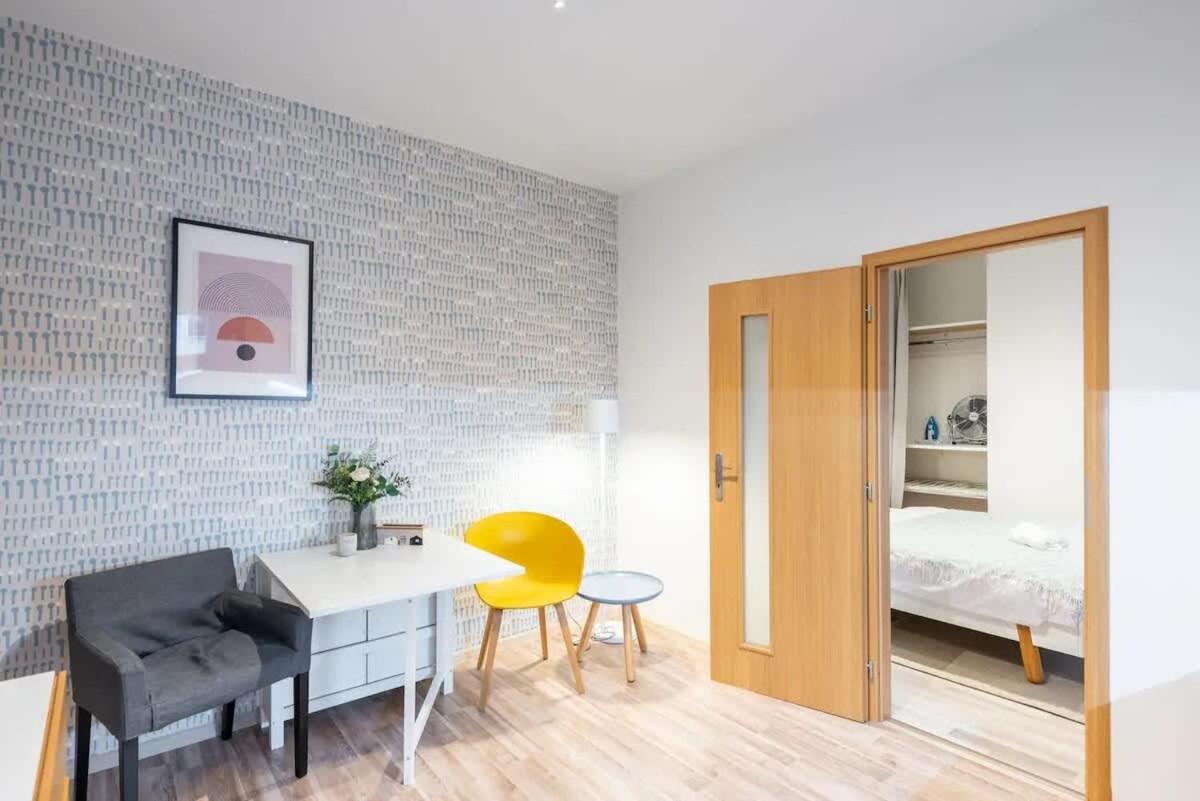 Neat Cozy Old Town Retreat w Queen Bed
