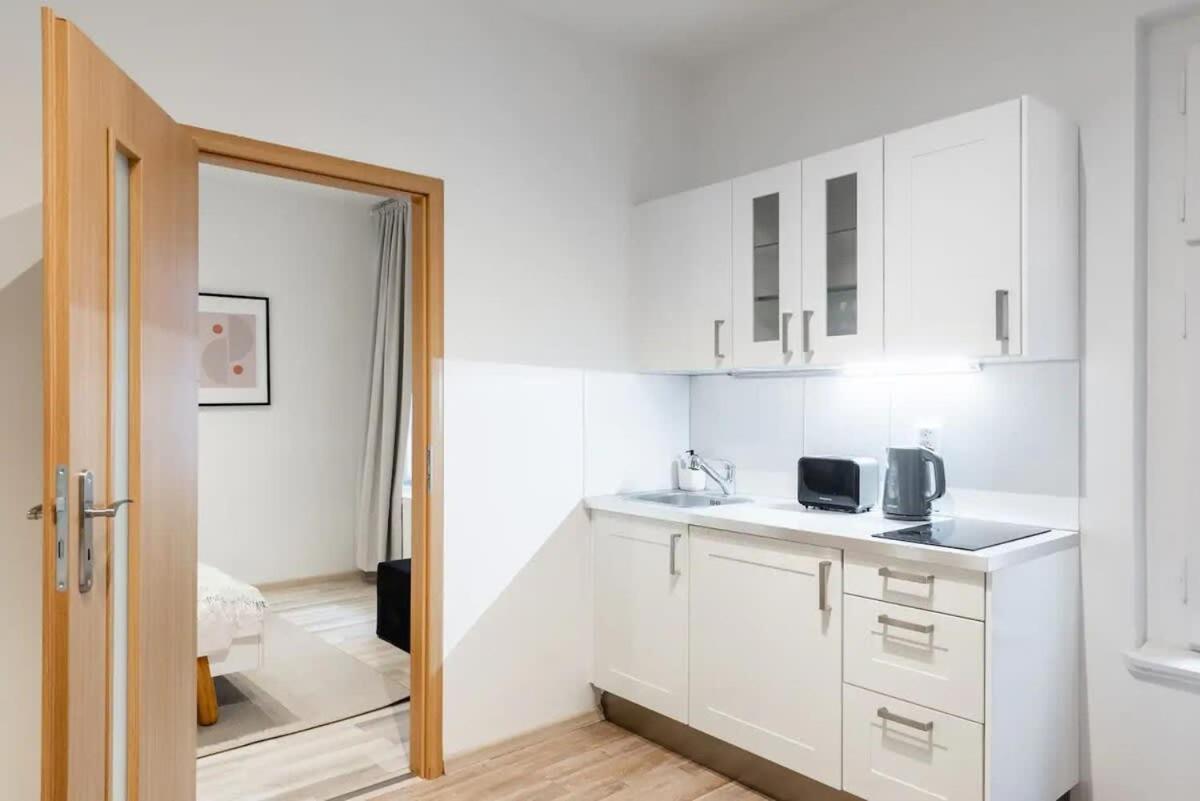 Neat Cozy Old Town Retreat w Queen Bed