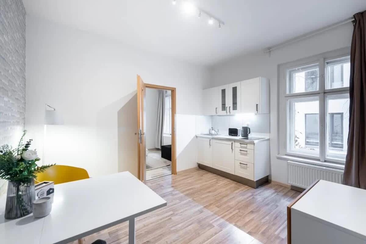 Neat Cozy Old Town Retreat w Queen Bed