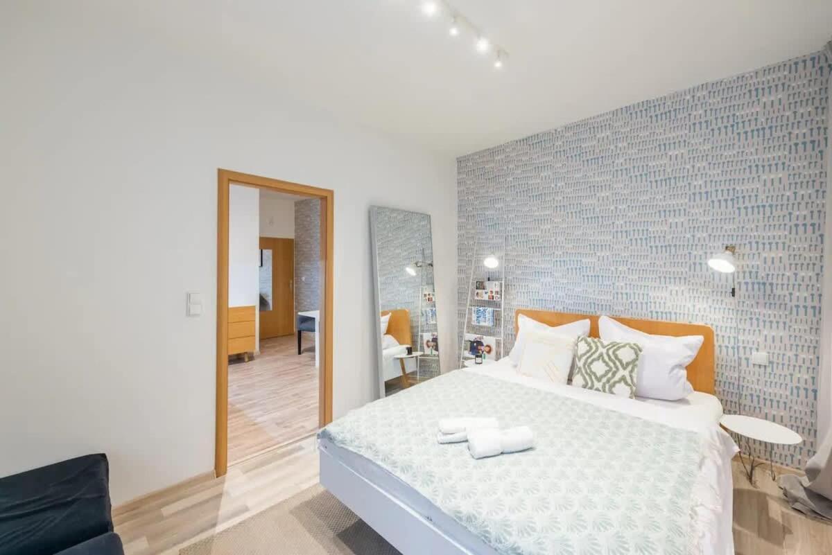 Neat Cozy Old Town Retreat w Queen Bed