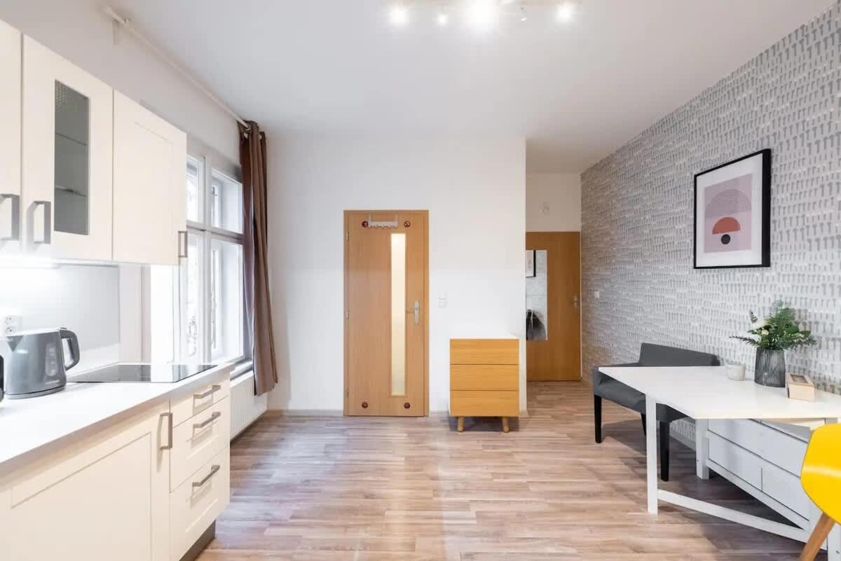 Neat Cozy Old Town Retreat w Queen Bed