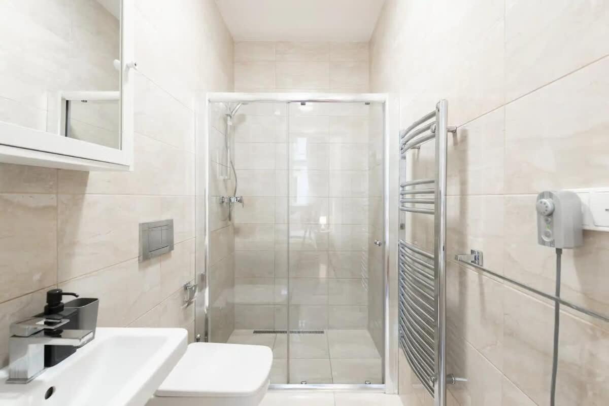 Metropolitan Prague Apt with Amenities