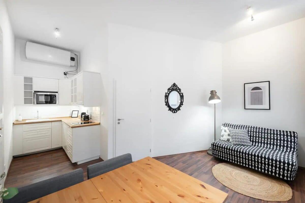 Metropolitan Prague Apt with Amenities