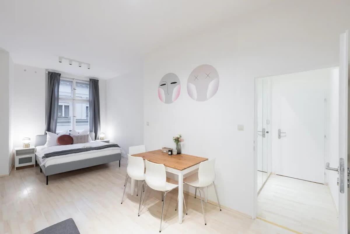 Vast Central Old Town Studio For 3