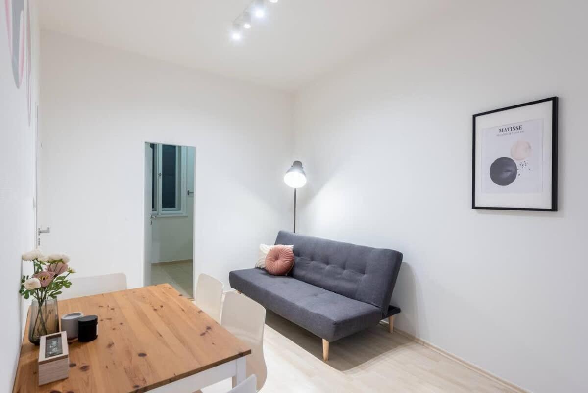 Vast Central Old Town Studio For 3