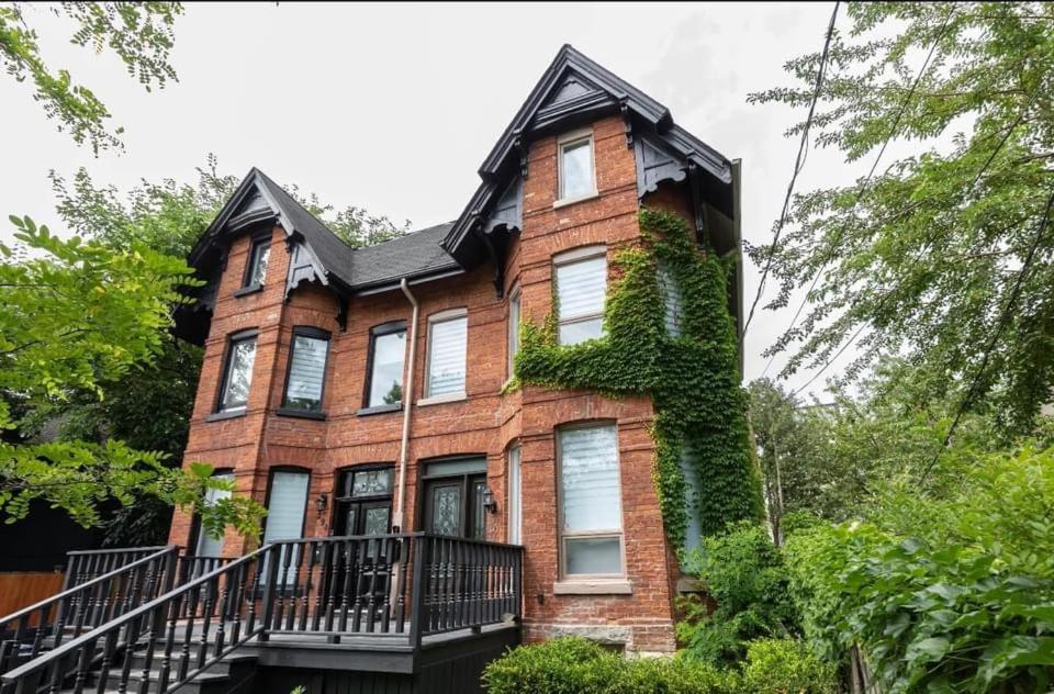 Grand 3 BR Toronto Victorian Entire Home