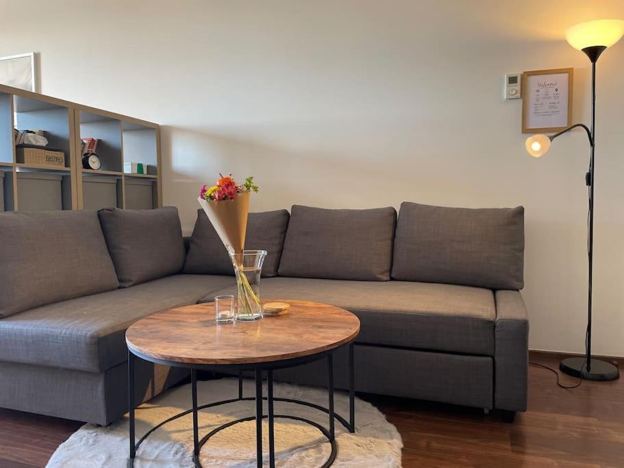 High-Sky O2 arena Apartment with garage parking and AC