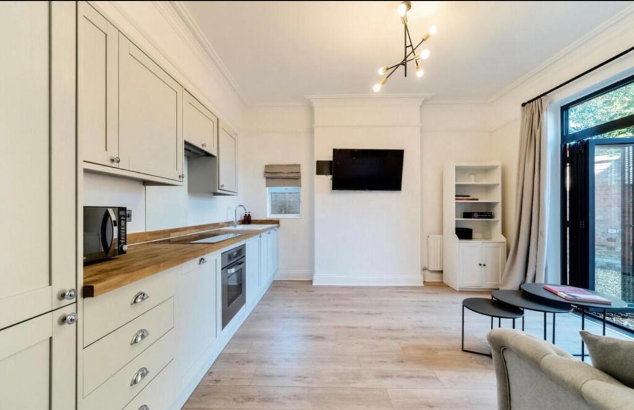 Freshly decorated apartment 10 mins from Cotswolds Child Friendly Great location with plenty of nearby free parking freestanding bath and outdoor private t view 4