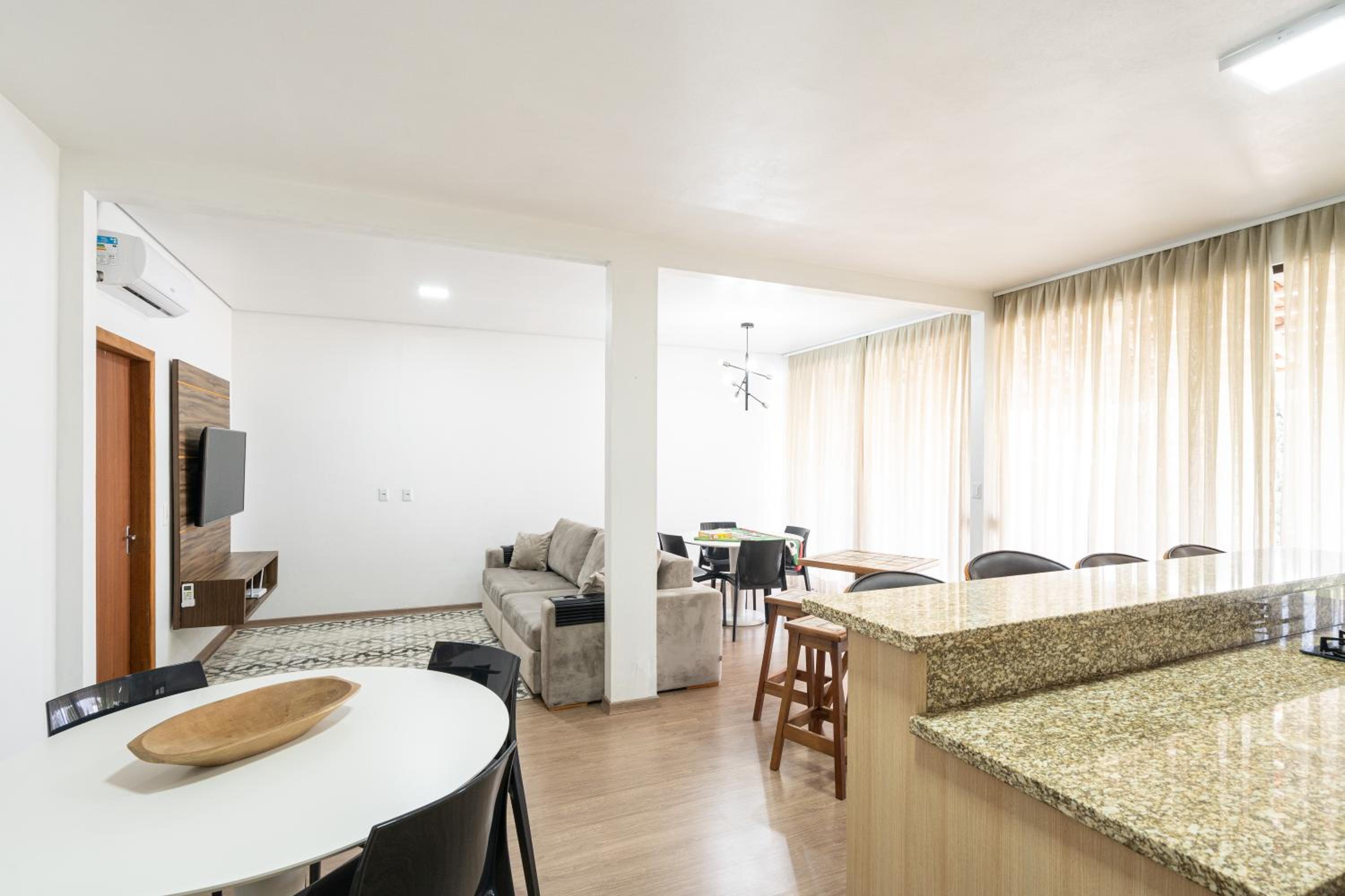 Casa ampla e confortável 3 Quartos, Churrasqueira, Cozinha completa, Ar condicionado, Wi-Fi, 300m da Praia, 3 vagas de garagem, a 4,2 quilometros do Beto C