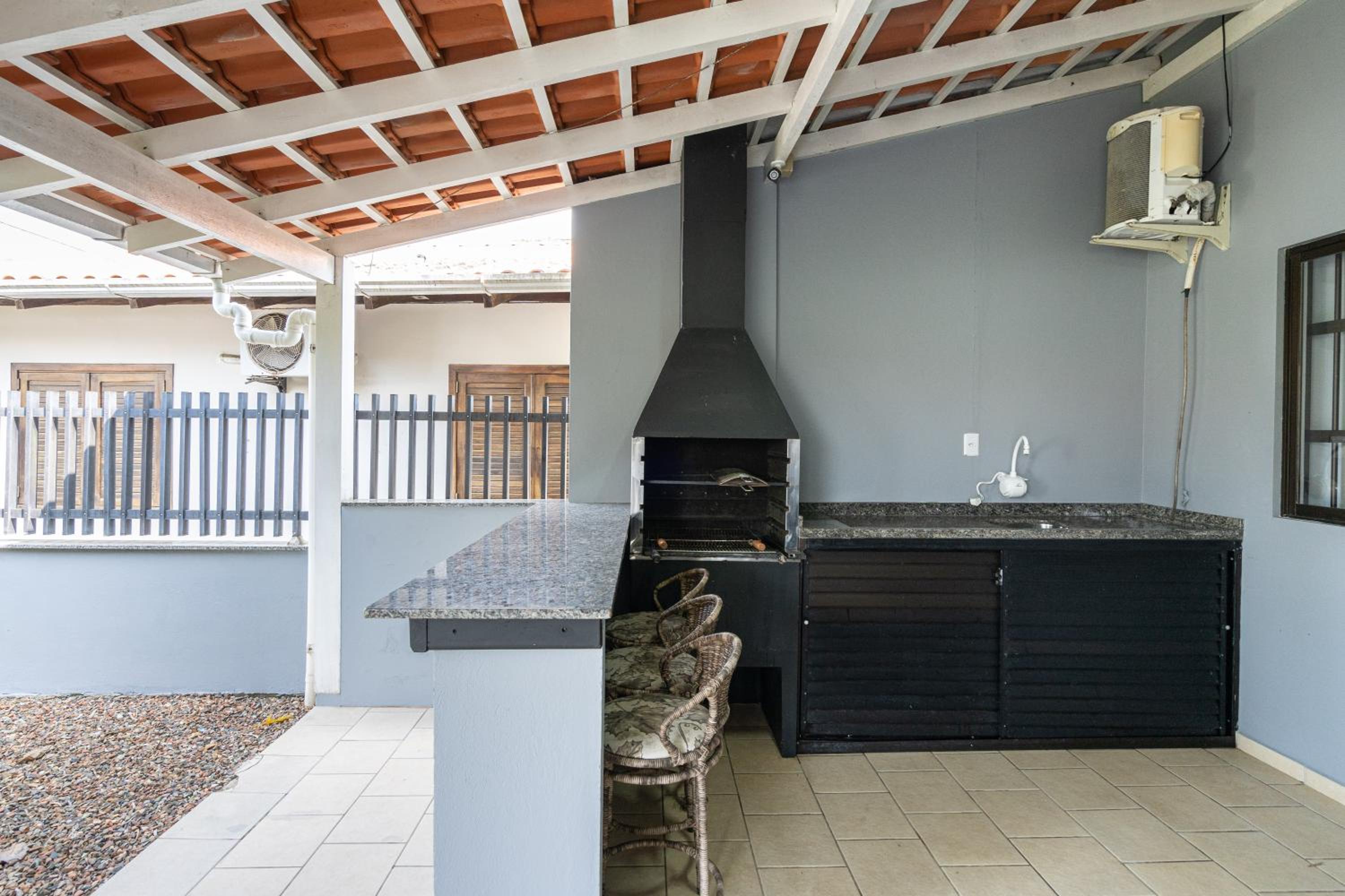 Casa ampla e confortável 3 Quartos, Churrasqueira, Cozinha completa, Ar condicionado, Wi-Fi, 300m da Praia, 3 vagas de garagem, a 4,2 quilometros do Beto C