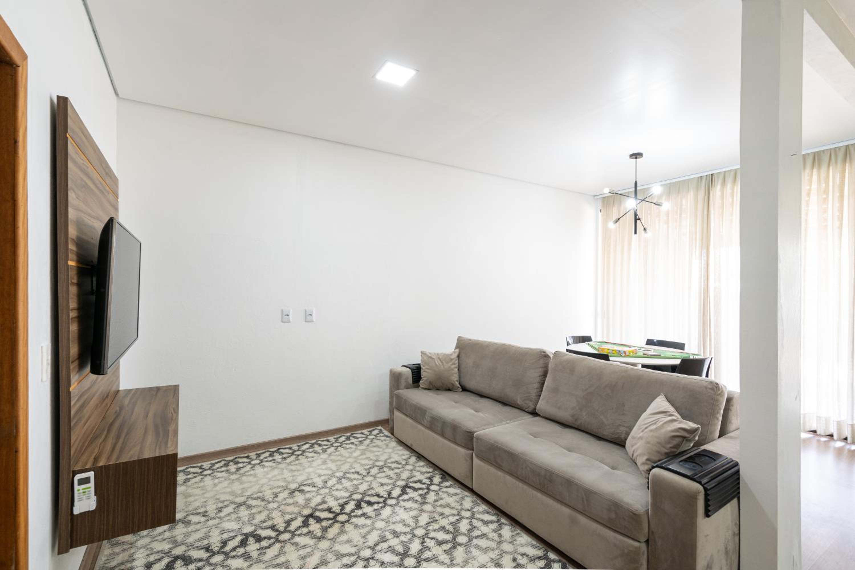 Casa ampla e confortável 3 Quartos, Churrasqueira, Cozinha completa, Ar condicionado, Wi-Fi, 300m da Praia, 3 vagas de garagem, a 4,2 quilometros do Beto C