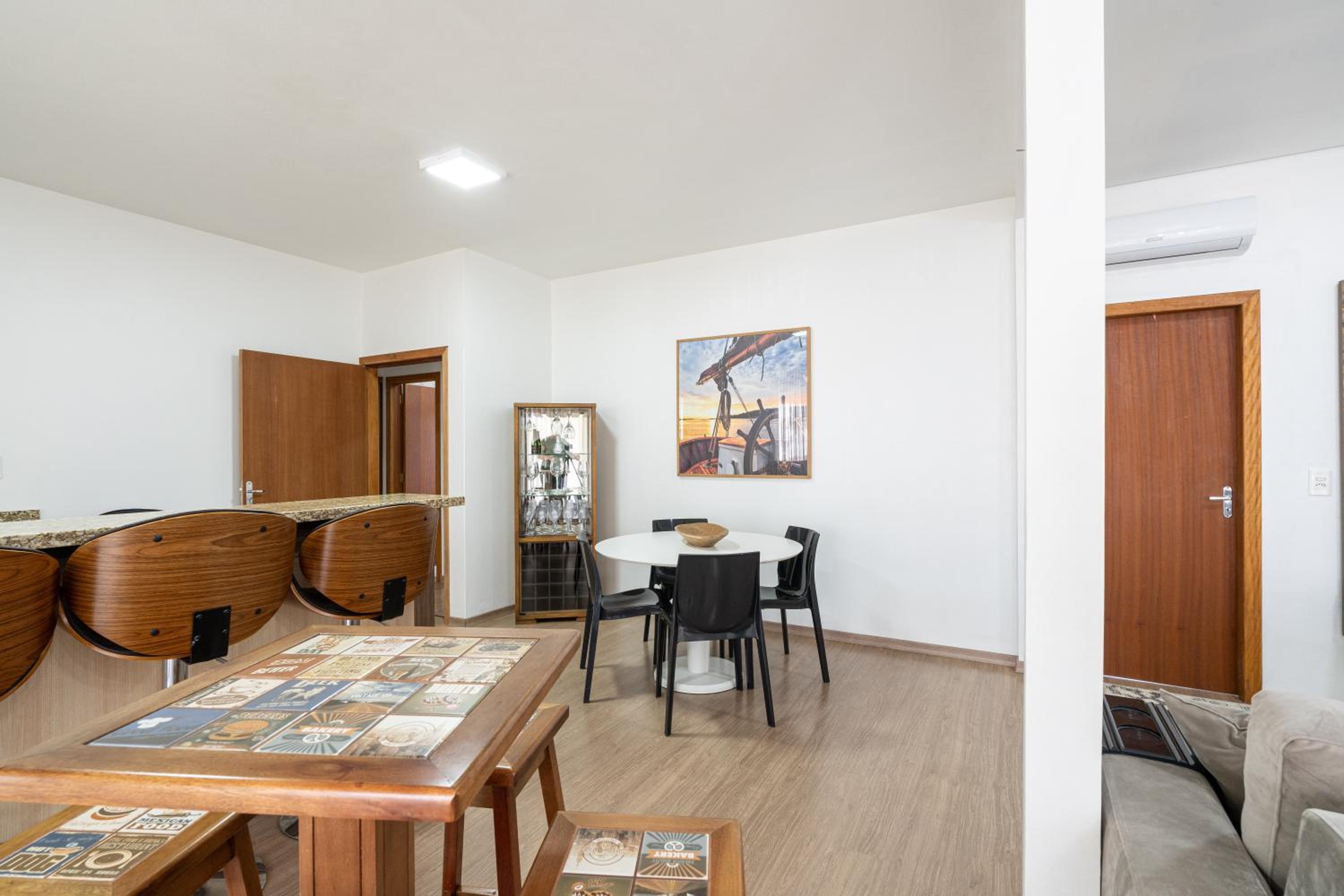 Casa ampla e confortável 3 Quartos, Churrasqueira, Cozinha completa, Ar condicionado, Wi-Fi, 300m da Praia, 3 vagas de garagem, a 4,2 quilometros do Beto C