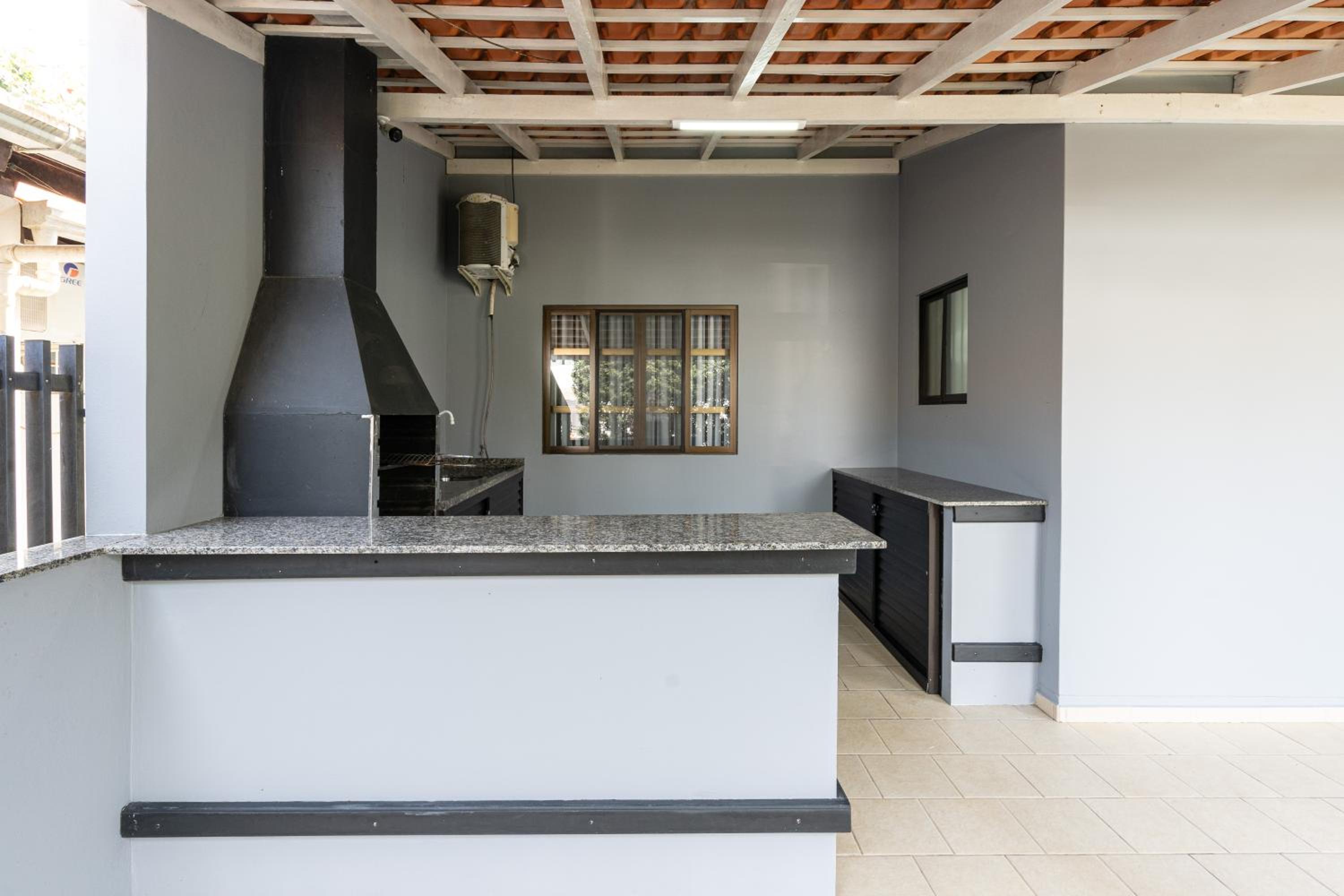 Casa ampla e confortável 3 Quartos, Churrasqueira, Cozinha completa, Ar condicionado, Wi-Fi, 300m da Praia, 3 vagas de garagem, a 4,2 quilometros do Beto C