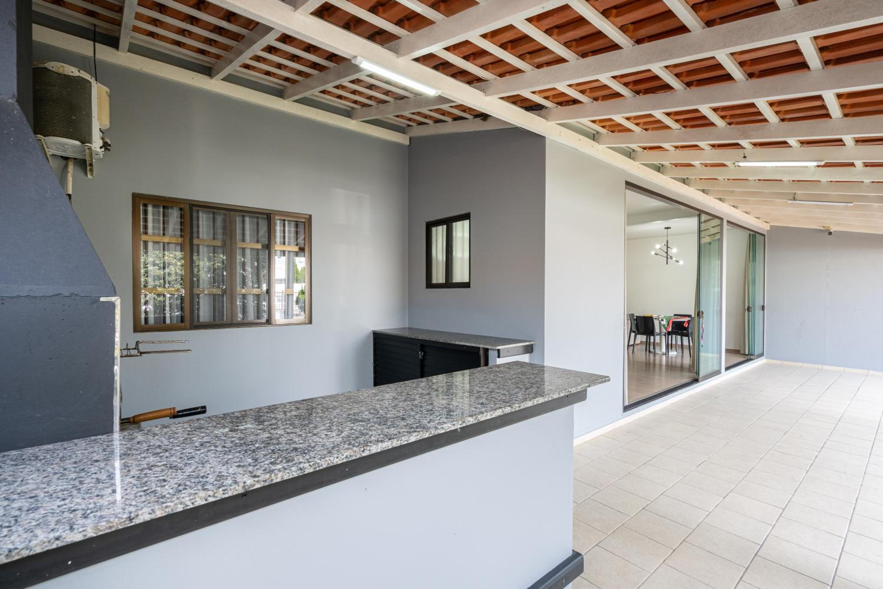 Casa ampla e confortável 3 Quartos, Churrasqueira, Cozinha completa, Ar condicionado, Wi-Fi, 300m da Praia, 3 vagas de garagem, a 4,2 quilometros do Beto C