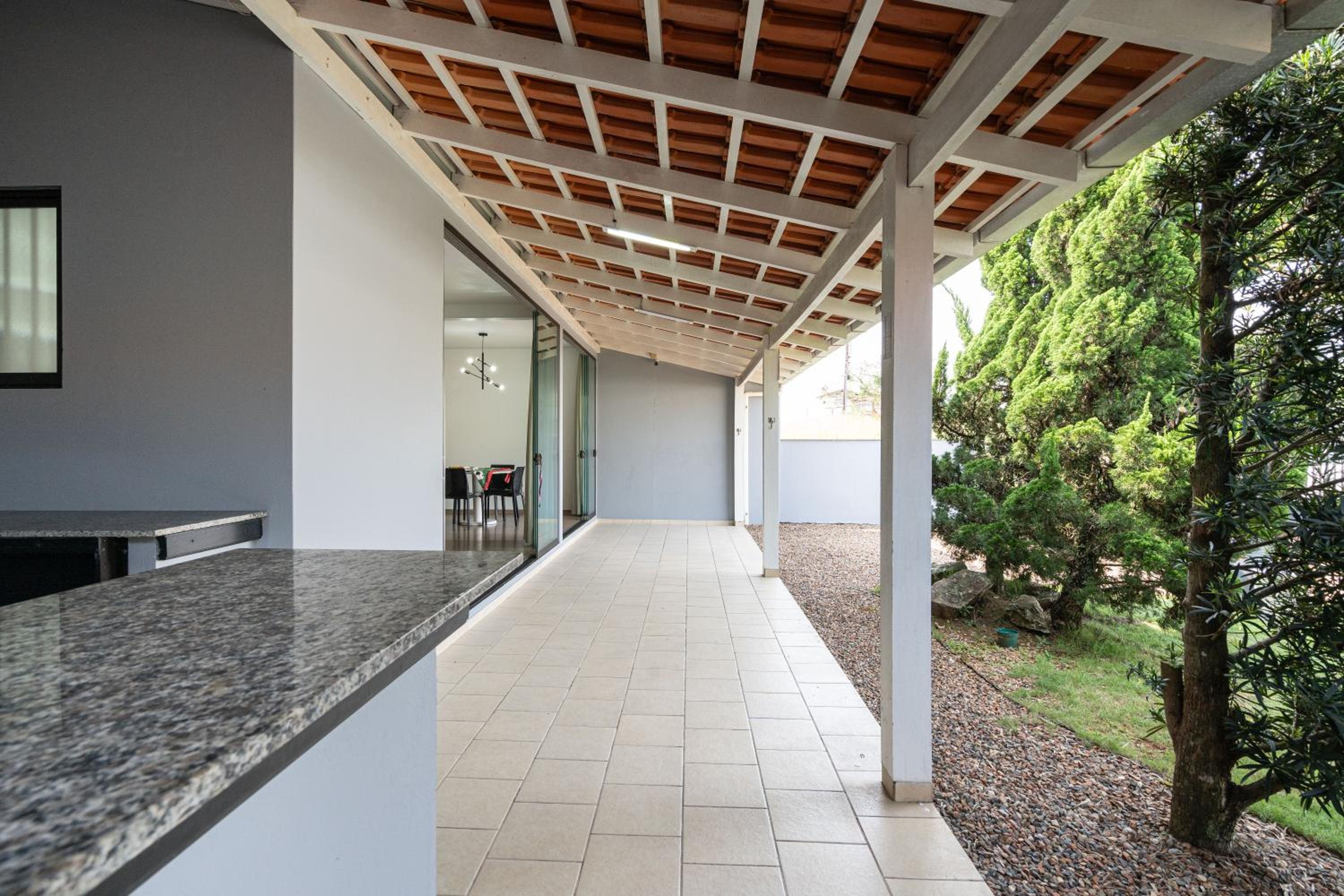 Casa ampla e confortável 3 Quartos, Churrasqueira, Cozinha completa, Ar condicionado, Wi-Fi, 300m da Praia, 3 vagas de garagem, a 4,2 quilometros do Beto C