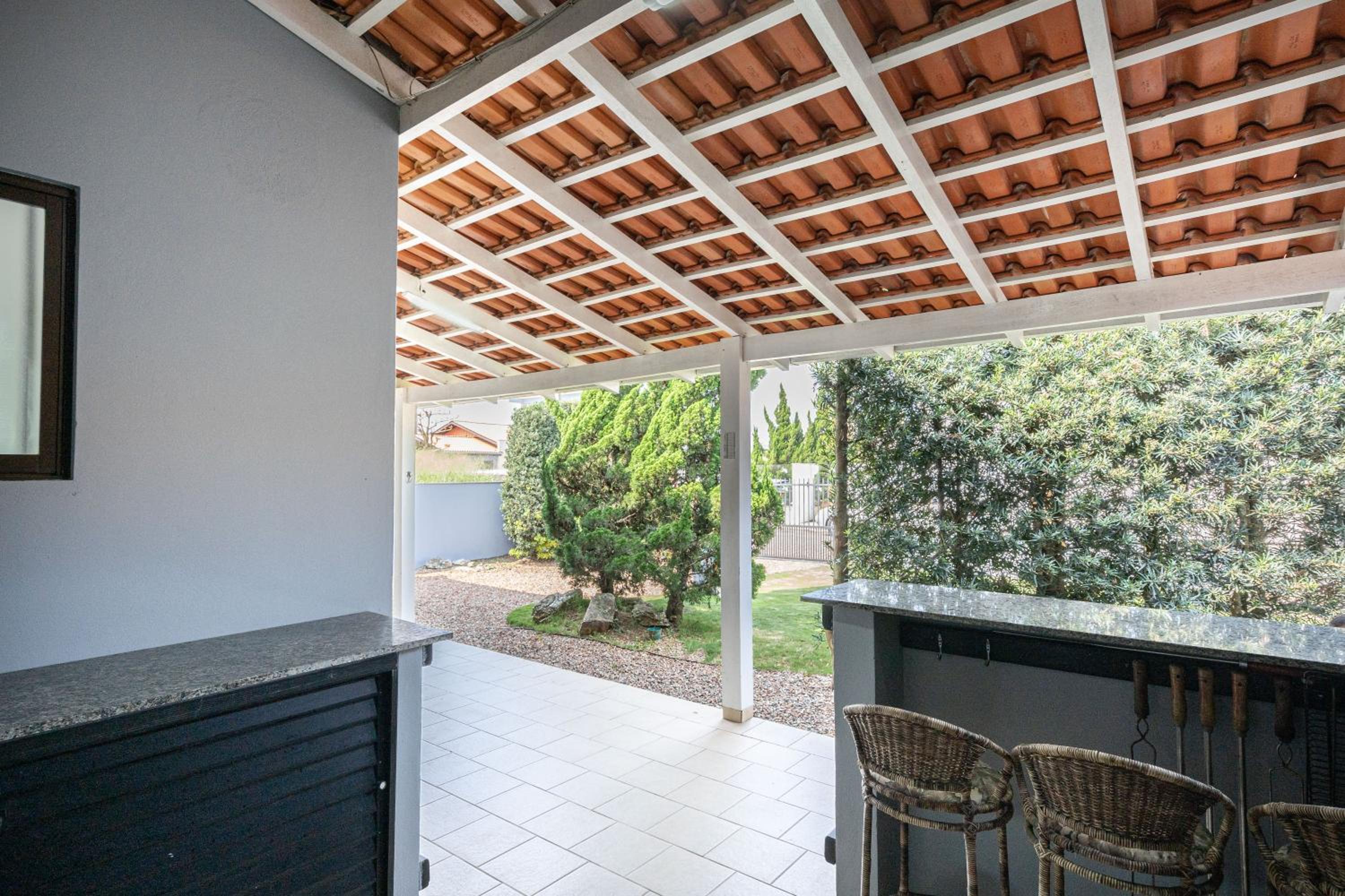 Casa ampla e confortável 3 Quartos, Churrasqueira, Cozinha completa, Ar condicionado, Wi-Fi, 300m da Praia, 3 vagas de garagem, a 4,2 quilometros do Beto C