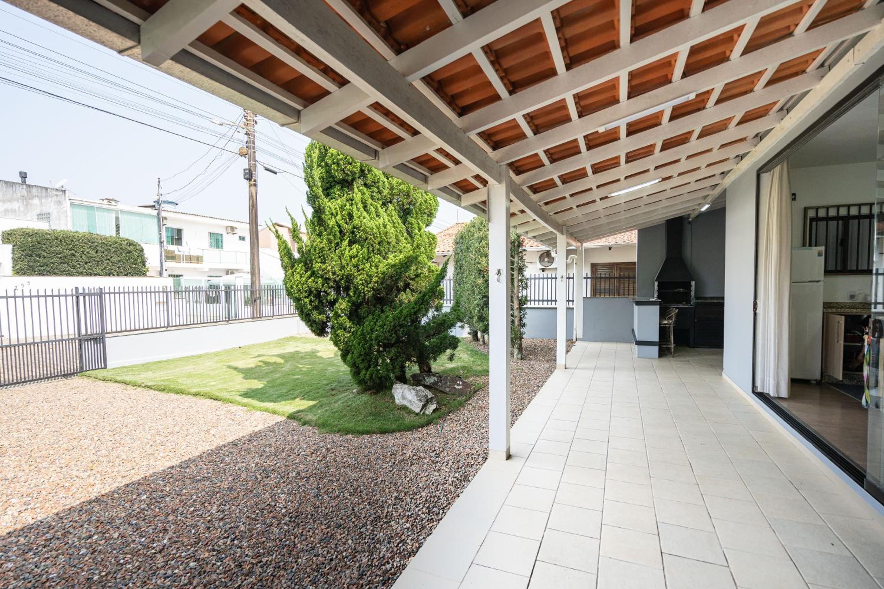 Casa ampla e confortável 3 Quartos, Churrasqueira, Cozinha completa, Ar condicionado, Wi-Fi, 300m da Praia, 3 vagas de garagem, a 4,2 quilometros do Beto C
