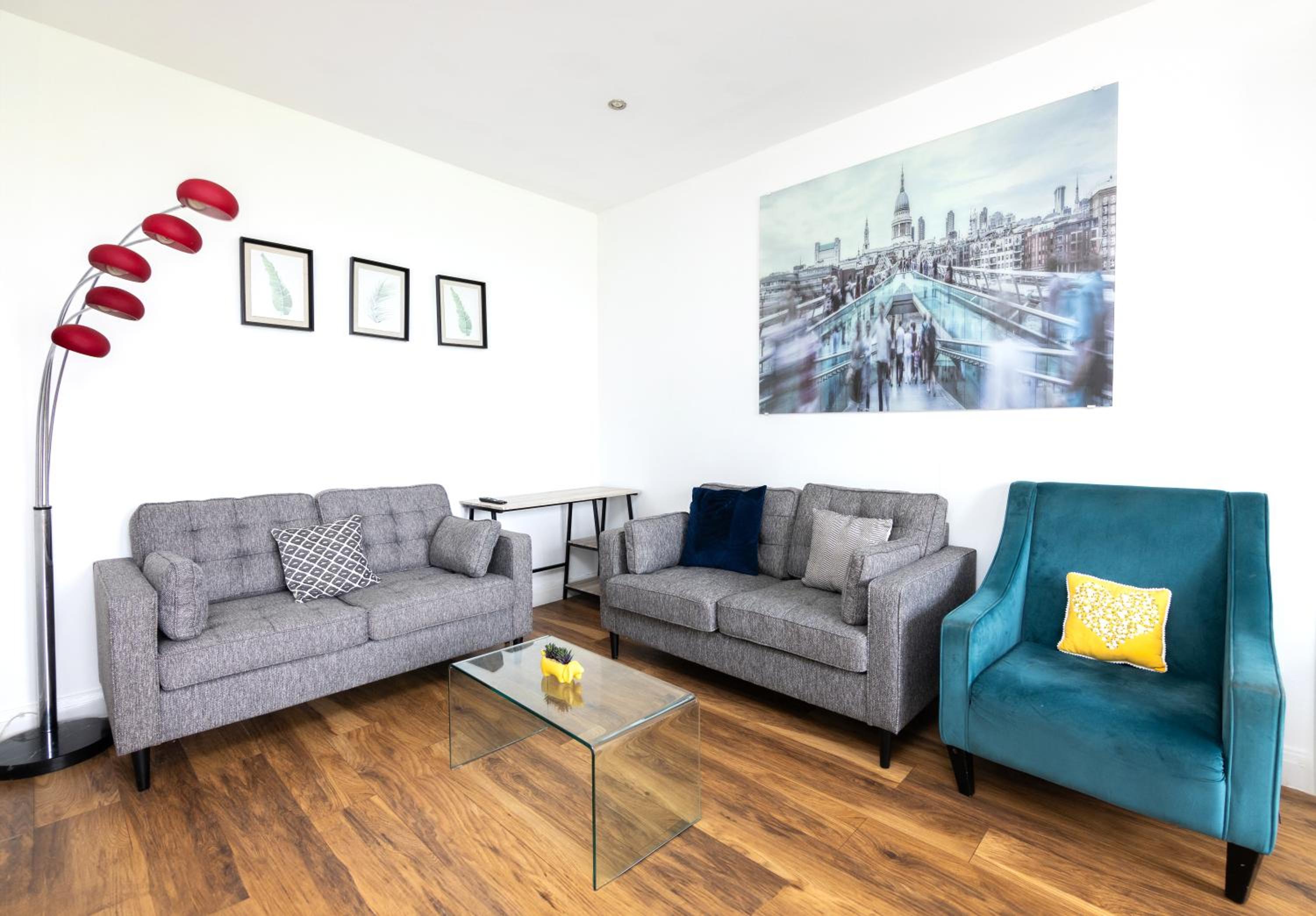 2 Bedroom 2 Bathroom sleep 6 Free secure parking view 5
