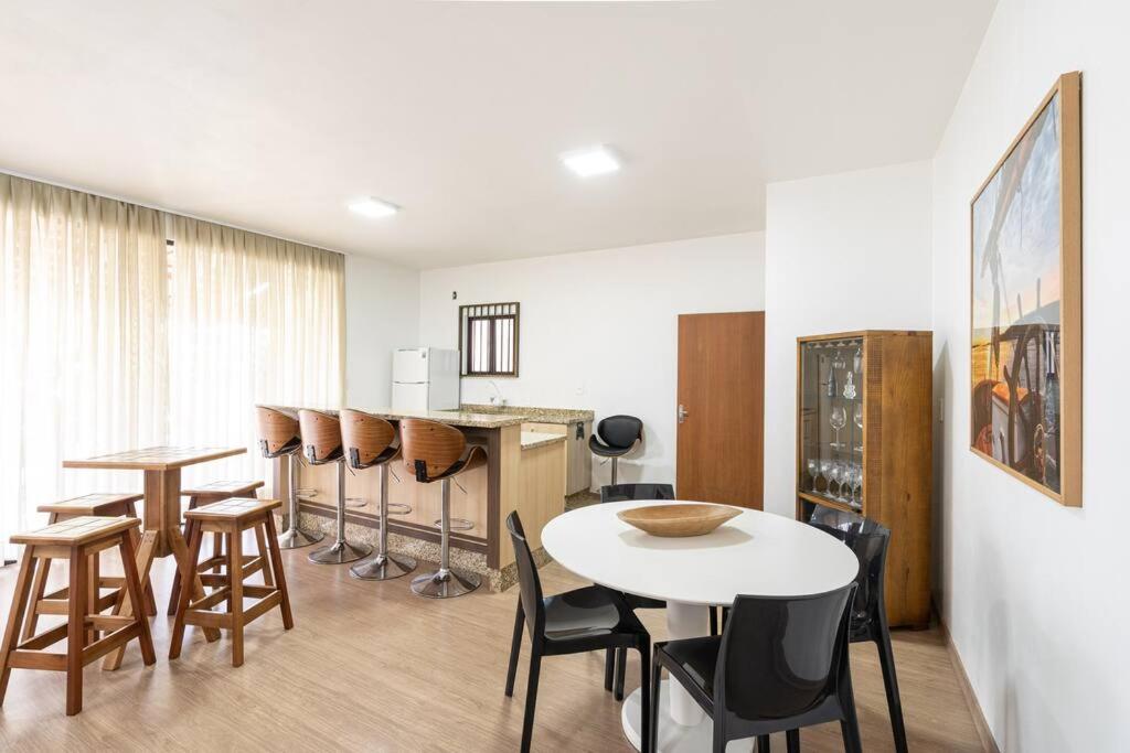 Casa ampla e confortável 3 Quartos, Churrasqueira, Cozinha completa, Ar condicionado, Wi-Fi, 300m da Praia, 3 vagas de garagem, a 4,2 quilometros do Beto C
