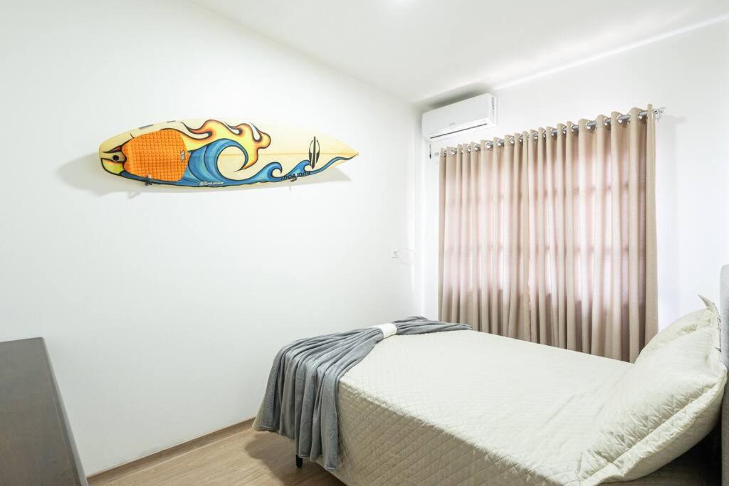Casa ampla e confortável 3 Quartos, Churrasqueira, Cozinha completa, Ar condicionado, Wi-Fi, 300m da Praia, 3 vagas de garagem, a 4,2 quilometros do Beto C