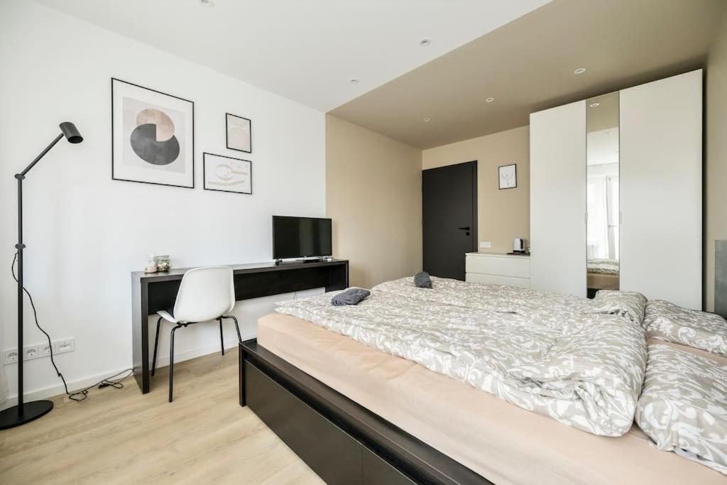 GoldenHugo Apartment view 4