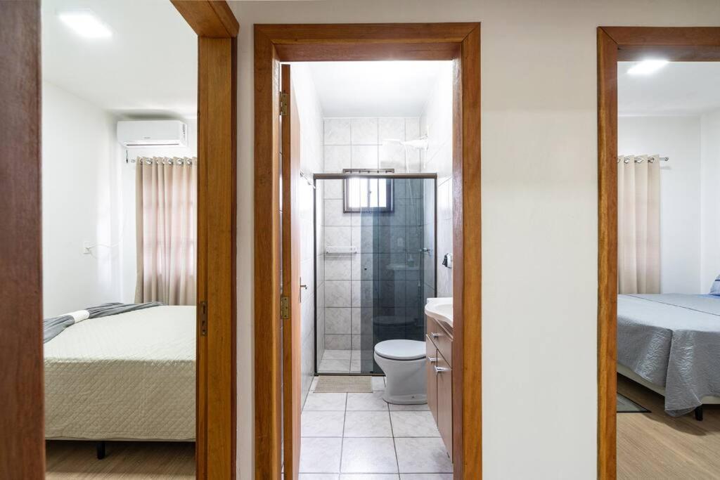 Casa ampla e confortável 3 Quartos, Churrasqueira, Cozinha completa, Ar condicionado, Wi-Fi, 300m da Praia, 3 vagas de garagem, a 4,2 quilometros do Beto C