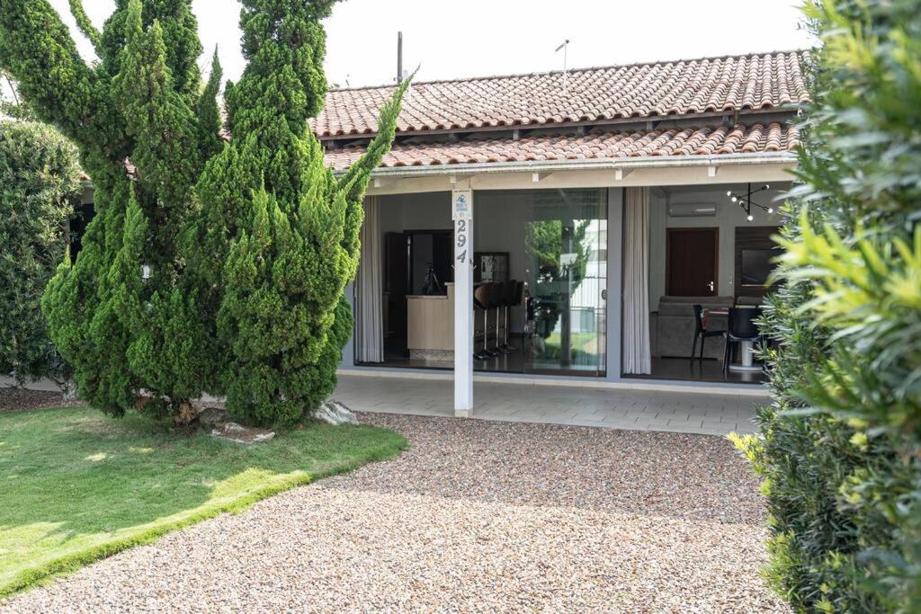 Casa ampla e confortável 3 Quartos, Churrasqueira, Cozinha completa, Ar condicionado, Wi-Fi, 300m da Praia, 3 vagas de garagem, a 4,2 quilometros do Beto C