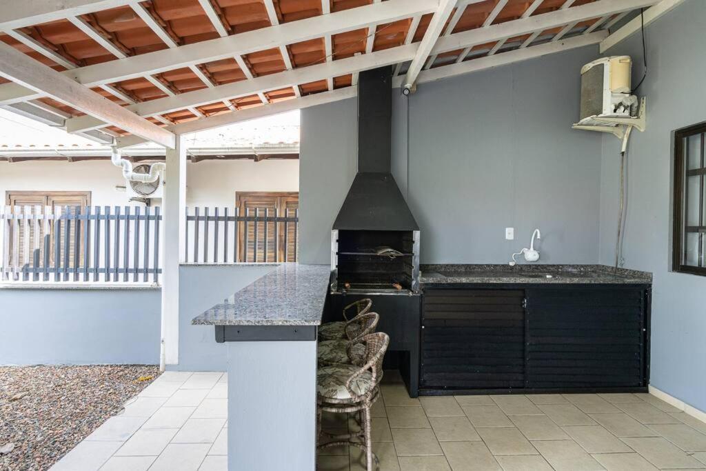 Casa ampla e confortável 3 Quartos, Churrasqueira, Cozinha completa, Ar condicionado, Wi-Fi, 300m da Praia, 3 vagas de garagem, a 4,2 quilometros do Beto C