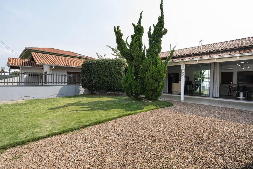 Casa ampla e confortável 3 Quartos, Churrasqueira, Cozinha completa, Ar condicionado, Wi-Fi, 300m da Praia, 3 vagas de garagem, a 4,2 quilometros do Beto C