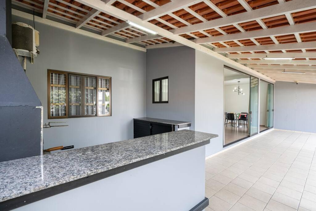 Casa ampla e confortável 3 Quartos, Churrasqueira, Cozinha completa, Ar condicionado, Wi-Fi, 300m da Praia, 3 vagas de garagem, a 4,2 quilometros do Beto C