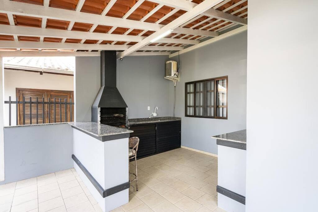 Casa ampla e confortável 3 Quartos, Churrasqueira, Cozinha completa, Ar condicionado, Wi-Fi, 300m da Praia, 3 vagas de garagem, a 4,2 quilometros do Beto C