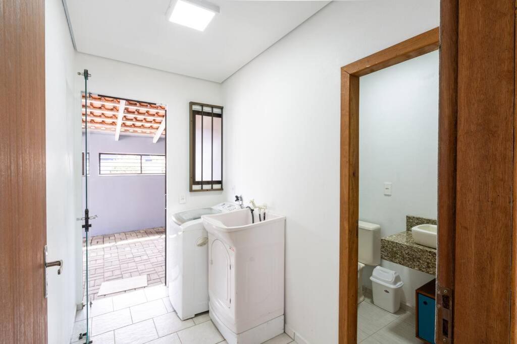 Casa ampla e confortável 3 Quartos, Churrasqueira, Cozinha completa, Ar condicionado, Wi-Fi, 300m da Praia, 3 vagas de garagem, a 4,2 quilometros do Beto C